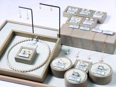 最高級あこや真珠や花珠真珠を用いたハイジュエリーも展開。110,000円～