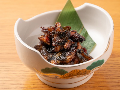 The Kamishimo (990 yen) is a dish made with grilled eel collar and tail, seasoned with sauce and sansho pepper. It pairs perfectly with alcohol.