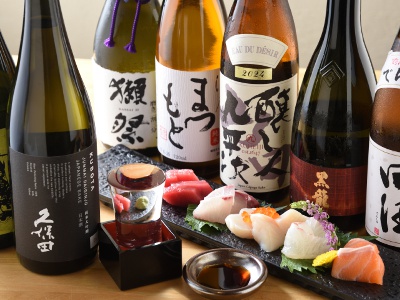 本鮪の赤身、帆立、鯛、生とろサーモンなど旬の魚介類を堪能できる刺身五種盛り3,200円。日本酒グラス650円～と合わせていただきたい。