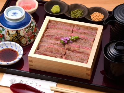 海鮮はもちろん、A5ランク黒毛和牛をご飯の上に贅沢に敷きつめた、数量限定の特製肉箱も。