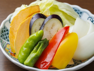 お肉のほかにも、京都産の新鮮野菜をたっぷり楽しめる野菜メニューも充実。焼き野菜盛合せ825円。