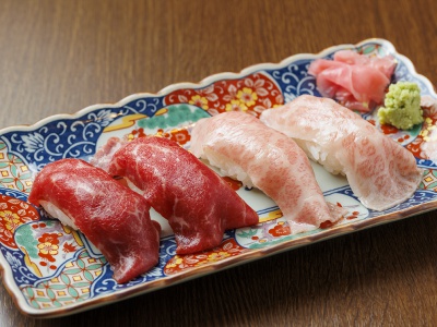 モモと上質な三角バラに自家製ダレを塗り、直火であぶる厳選炙り肉寿司4貫1,760円。とろける脂の甘みと牛肉のうま味がたまらない。