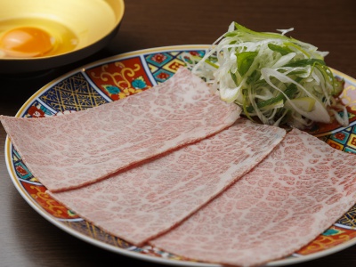 上質なカルビを九条ネギと焼き上げ、卵と割り下に絡めて食べる人気メニューの焼きすきカルビ2,068円。