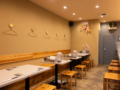 本店はテーブル席もあるので、家族やグループで楽しく食事ができる。