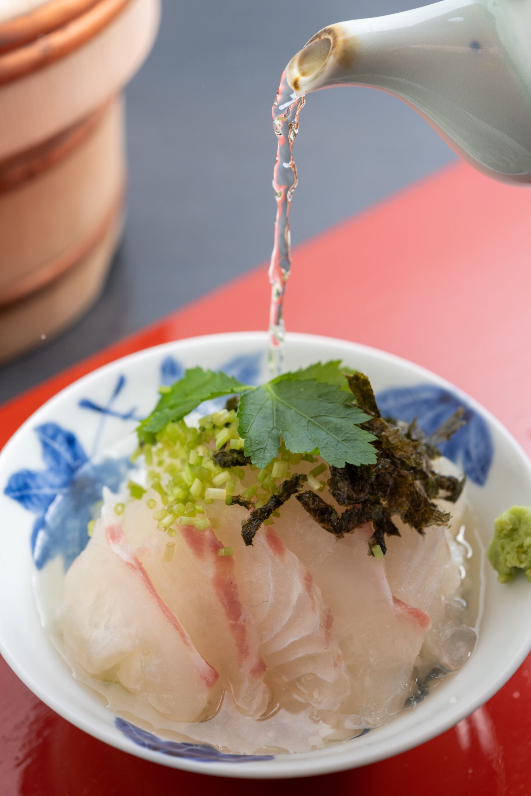 プリっとした鯛の刺身が、お茶を注ぐとモチモチ食感に。