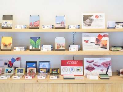 八坂の塔の近くにある店舗はオープンな雰囲気で入りやすい。手に取ってその繊細な作りを実感してみて。