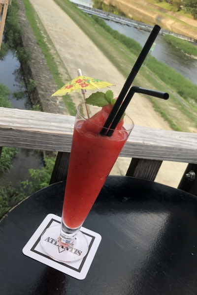 夏にはフローズンカクテル がおすすめ。そのほかカクテル1,000 円～、ウイスキー900 円～、ソフトドリンク400 円～、フード500 円～、チャージ 料500 円。