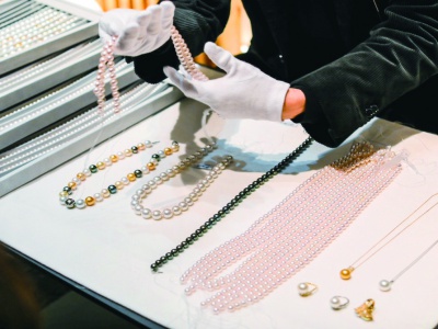 直接見て触れて、肌になじむジュエリーを選ぶのがベストだそう。