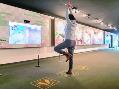 『源氏物語』の映像を見ながらフィットネスができる展示。　