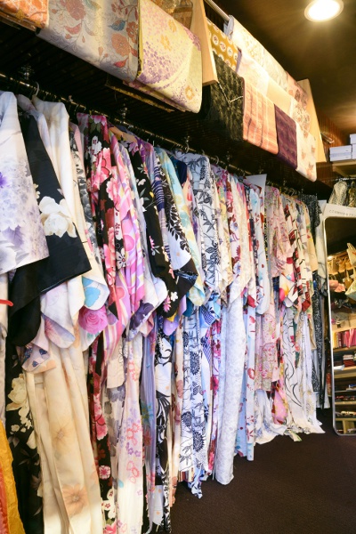 店内に所狭しと並ぶ着物と浴衣。人気の柄やコーディネートは、スタッフに聞いてみて！