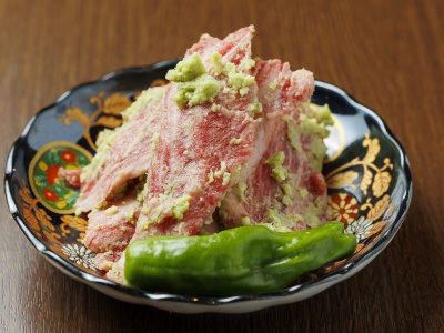 わさびカルビ1,320円。わさびは焼くと辛みが飛び、残った爽やかな香りが食欲を引き立てる。海外の観光客もよく注文するのだとか。