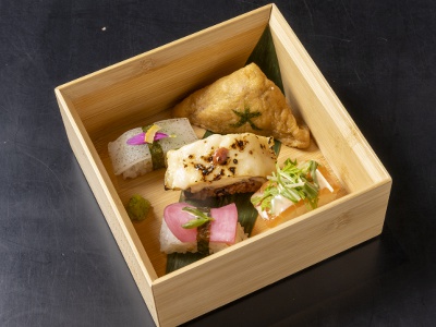 グルテンフリーヴィーガン寿司（ゆば、鮭、イカ、いなり、漬物）。