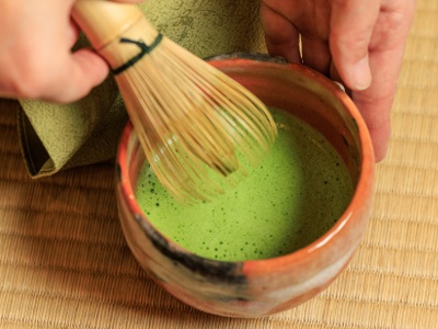 目の前でお茶を点ててくれる。お茶菓子も付く。