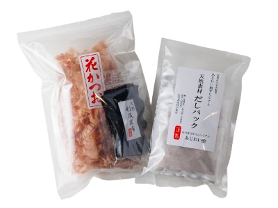 (Left) Dashi stock kit (25 g bonito, 20 g kelp) 500 yen (Right) Ajikai original dashi pack 600 yen