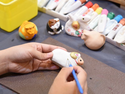 You can also paint on plates and teacups. Dolls and Japanese umbrellas painted with watercolors can be taken home immediately.