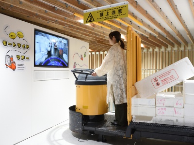 You can experience a simulation of the small transport vehicle “MOTORA” used in the market.