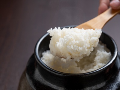 注文後に炊き上げる土鍋ご飯はふっくら艶やかで粒立ちがよく、香ばしいおこげも格別。