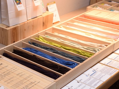 Traditional braided cords crafted in collaboration with Kyoto's long-established “Shōen Kumihimo” come in 12 varieties. A five-color mix exclusive to the Sanneizaka store is also available.