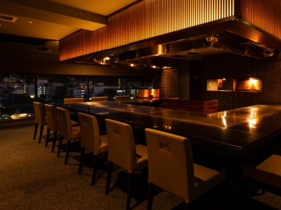 Enjoy a luxurious time with panoramic views of Kyoto's cityscape and the nighttime scenery of the Kamo River stretching across the entire window. Recommended for couples' dinners and celebratory occasions.