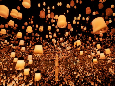 teamLab, Forest of Resonating Lamps: One Stroke - Fire © teamLab