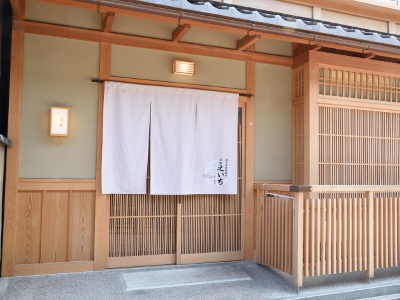 Nestled in Gion's Hanamikoji alley, this townhouse-style establishment offers a truly sophisticated hideaway. Its refined, modern Japanese interior features a Japanese-style inner garden. Choose between counter seating or private rooms depending on your needs.