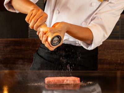 The teppanyaki kappou style, which combines techniques for utilizing various cuts with Japanese cooking methods, is unique to this company with its long history of handling Kobe beef.
