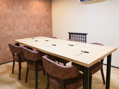 Private rooms are available on the first and second floors. Enjoy Kobe beef in a spacious setting. We can also arrange surprise desserts, so feel free to ask.
