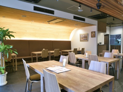 The restaurant can seat up to 40 people. It can also be reserved for private parties and is recommended for groups.