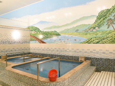 The public bathhouse, built with milk soap, costs 800 yen to enter and also has a sauna. The public bathhouse painting is magnificent.