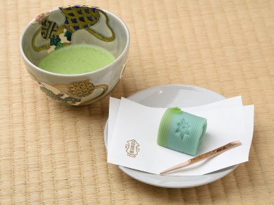 Enjoy an elegant moment with Sasaya Iori's original matcha and seasonal sweets carefully crafted by skilled artisans.