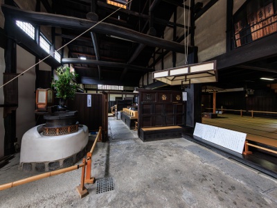 [Kitchen] Boasting the same size as a temple kitchen, it can accommodate large banquets. Designated as an Important Cultural Property.