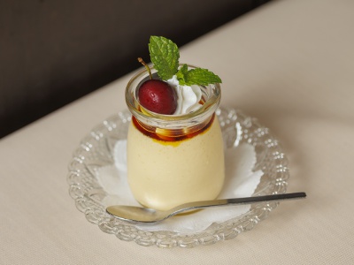 季節の果物が添えられた濃厚なプリン450円は、食後にちょうど良いサイズ感。