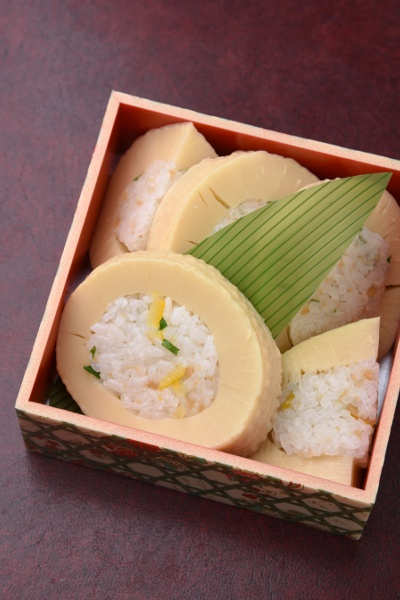 竹の子姿ずし（テイクアウト）1,650円は、春の味覚を一年中楽しめることから、年々人気が高まっている。