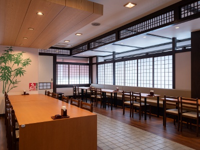 テーブル席、掘りごたつの個室、宴会場を完備。広々とした店内でゆったり食事を楽しめる。