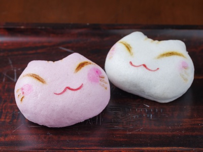 栗と白あん、粒あんが入った紅白猫まんじゅう2個入り1,200円。
