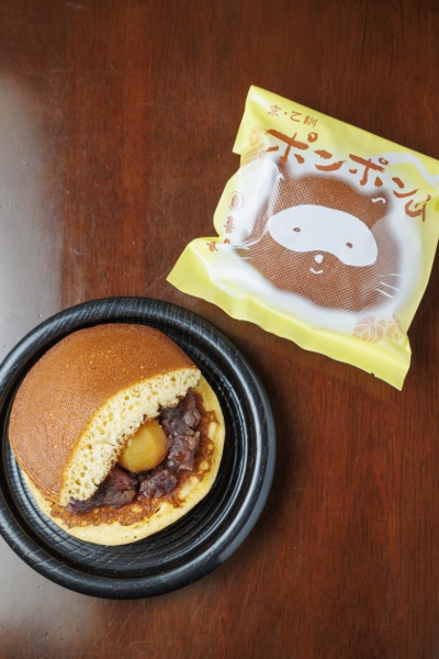 地元の山にちなんで名付けられたかわいい栗入りどら焼きポンポン山270円。