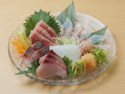 天然魚の5種盛り3,200円も穴子に続く人気メニュー。旬の味を堪能して。
