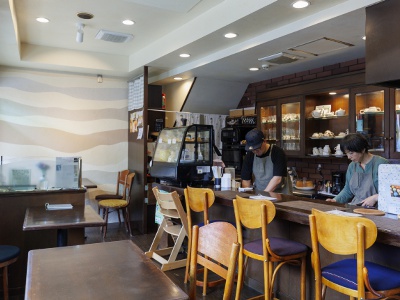 昨年閉店した喫茶店を受け継ぎ開いた店舗。レトロな雰囲気が漂う。