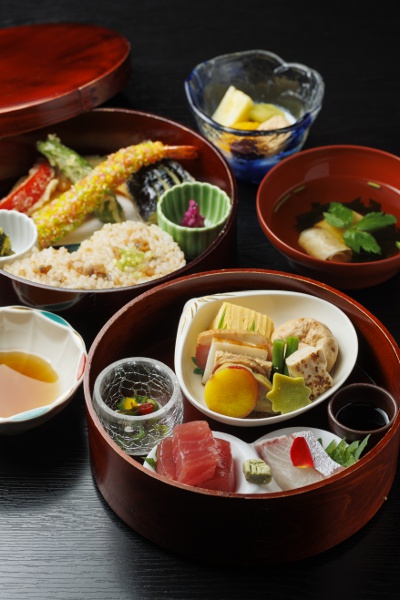 月弁当3,000円。前日までの予約の場合、白ご飯を季節のご飯に変更。