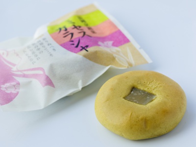 抹茶あんを口どけの良いバター生地で包んだミセスガラシャ260円。