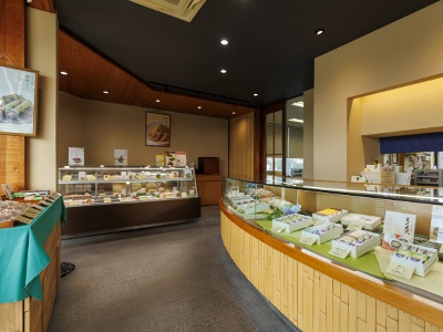 看板商品のわらび餅や上生菓子、洋菓子などが並ぶ店内。