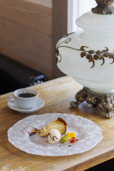 The selection of sweets is also extensive, including a pear tart for 620 yen. Coffee is 430 yen.