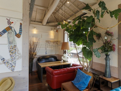 A picturesque space where cute illustrations and antique furniture harmonize.