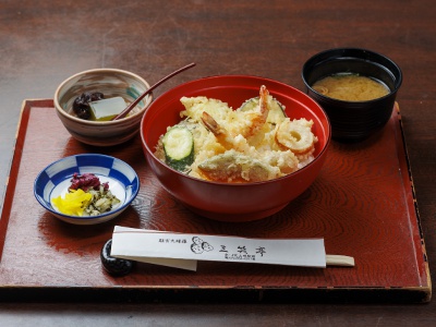 The Rikyu Tempura Bowl, featuring flavorful shrimp and chicken wrapped in shiso leaves, is 1,600 yen.