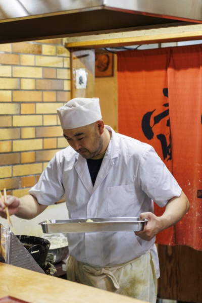 At the counter seats, you can enjoy the splendid skills of owner Ryo Sakai.