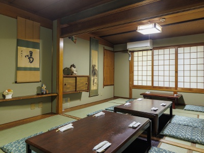 A Japanese-style room with a sunken kotatsu table where you can stretch your legs is also available. It's best to reserve your seat in advance.