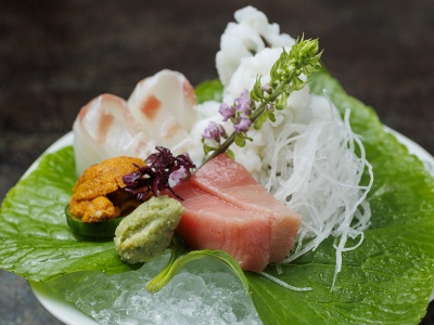 鱧の落とし、天然鯛、マグロ、ウニの造里にお酒もすすむ。