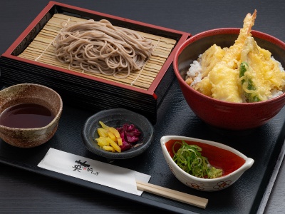 Tendon zaru soba set meal: 1,000 yen. This lunch-only set meal includes firm 2:8 soba noodles and a tendon bowl with shrimp and vegetable tempura. *Subject to change.
