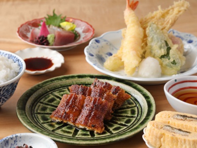鰻の蒲焼きやう巻き、お造りなどを少しずつ楽しめる特別セット6,180円。