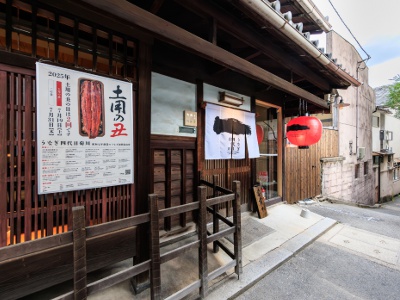 伏見稲荷大社裏参道の小道を入ったところに位置する。